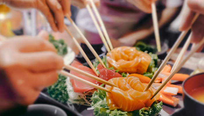 چاپستیک چیست؟ راهنمای استفاده، انواع و آداب غذا خوردن